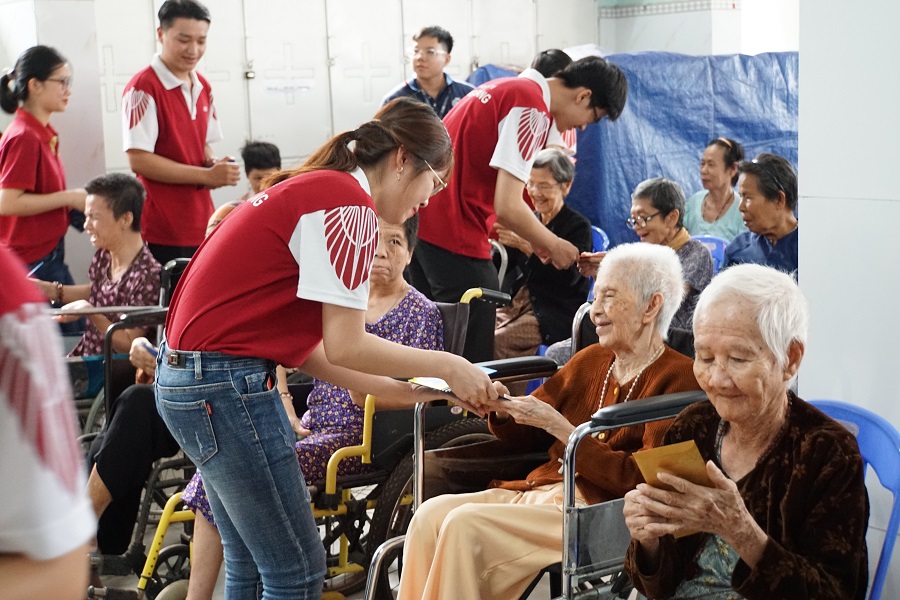 Chương trình thăm và tặng quà cho người già neo đơn tại Ninh Thuận
